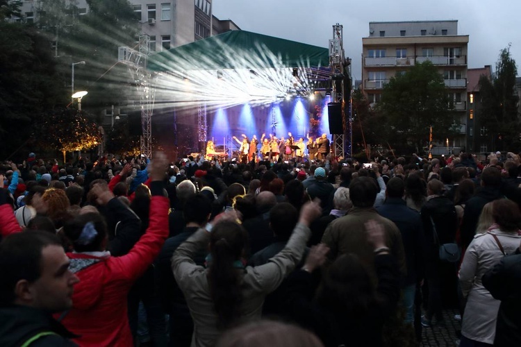 Muzyka przez duże eM koncert