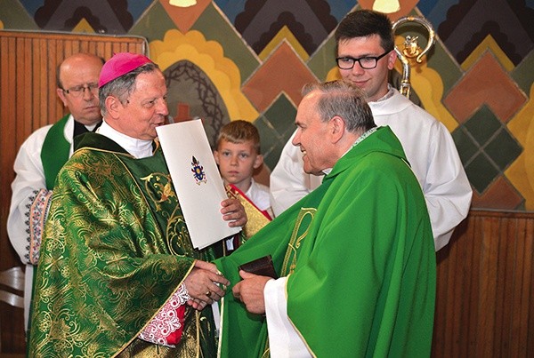 Prestiżowe wyróżnienie wręczył bp Henryk Tomasik.