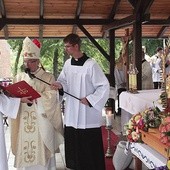 Metropolita podczas uroczystości dokonał  aktu oddania archidiecezji w opiekę  MB Swarzewskiej, Królowej Polskiego Morza.