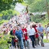 ▲	Ponad 300 osób uczestniczyło w zorganizowanej przez pana Jarka i mieszkańców Jamnicy Drodze Krzyżowej 