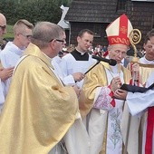 ◄	 Bp Bobowski błogosławi pamiątkowy obelisk z okazji jubileuszu wsi.