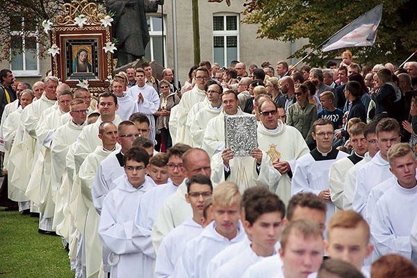 Mszy św., w trakcie której odbyła się promocja lektorów i przekazanie posługi nowym parom animatorskim Domowego Kościoła, przewodniczył bp Paweł Socha.