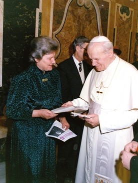 Krystyna Mochlińska rozmawia z Ojcem Świętym podczas spotkania Prymasowskiej Rady Społecznej w 1989 r.