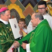 Dokument przyznający ks. Janowi Krukowi papieską prałaturę przekazał bp Henryk Tomasik