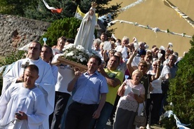 Najwierniejsza grupa parafian odprowadziła figurę Matki Bożej do samochodu. 