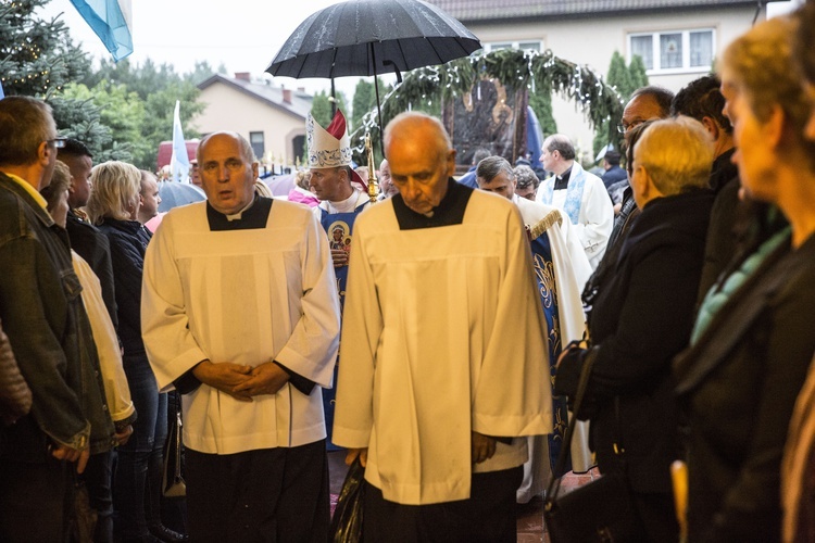 Józefów: Ikona w deszczu i gorące powitanie