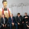 O przystankach upamiętniających bohaterów walki o niepodległość w Pelagowie-Trablicach i w Puszczy Kozienickiej opowiadali pracownicy IPN z Radomia i Lublina