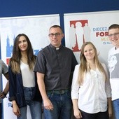 Do udziału w Forum Młodych i Apelu Młodych zaprasza młodzież zaangażowana w ich organizację, z ks. Mariuszem Wilkiem, duszpasterzem młodzieży i duszpasterzem akademickim