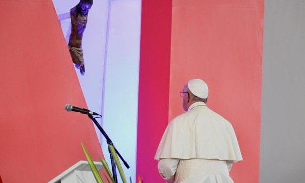 Papież się modli przed Chrystusem z Bojará