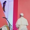 Papież się modli przed Chrystusem z Bojará