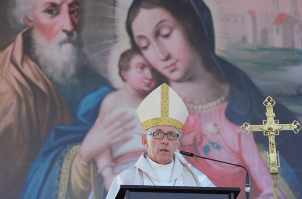 Arcybiskup Wiktor Skworc, metropolita katowicki, wygłasza homilię koronacyjną