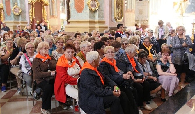 Osoby niewidome i niedowidzące na pielgrzymkę przyjechały ze swoimi duszpasterzami i opiekunami