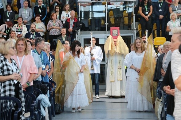 Uroczysta intronizacja Pisma św. - Przywitaliśmy Słowo Boże, jako szczególny znak obecności Pana Boga, które też jest źródłem ewangelizacji - mówi ks. Płusa