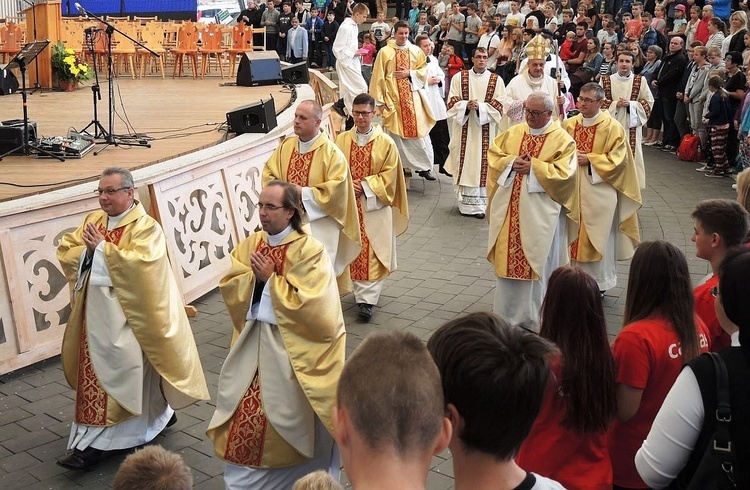 Młodzi w amfiteatrze pod Grojcem w Żywcu 2017