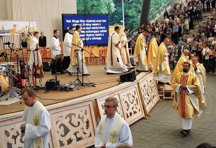 Młodzi w amfiteatrze pod Grojcem w Żywcu 2017