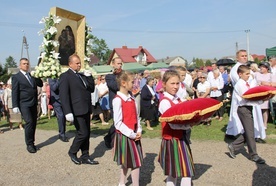 Otaczany czcią wizerunek Maryi z Dzieciątkiem jest kopią centralnego fragmentu wielkiego obrazu ołtarzowego włoskiego malarza Rafaela Santi „Madonna Sykstyńska” z 1514 r.