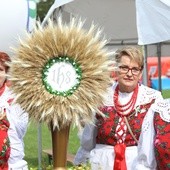 Dożynkowe wieńce często nawiązywały do symboli Eucharystii