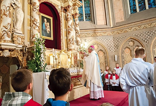 – Kiedy idziemy za Nią, mamy pewność,  że wchodzimy  na najlepsze drogi  – mówił bp Edward Dajczak.  