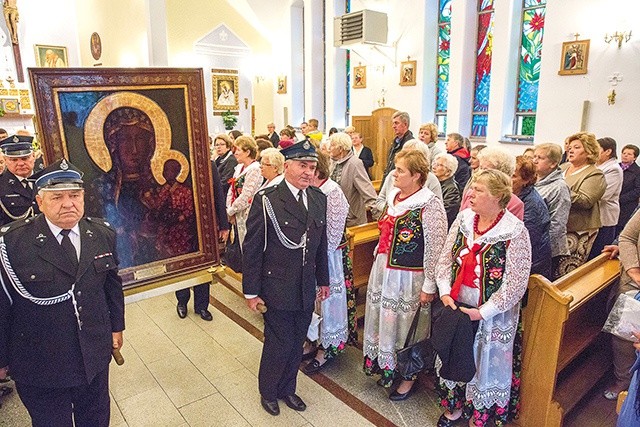 W każdej parafii cudowny wizerunek przebywa  jedną dobę.  Na zdjęciu po lewej: powitanie w parafii Załubice. Powyżej: bierzmowanie w Dąbrówce. U góry: nawiedzenie w parafii w Kuligowie.