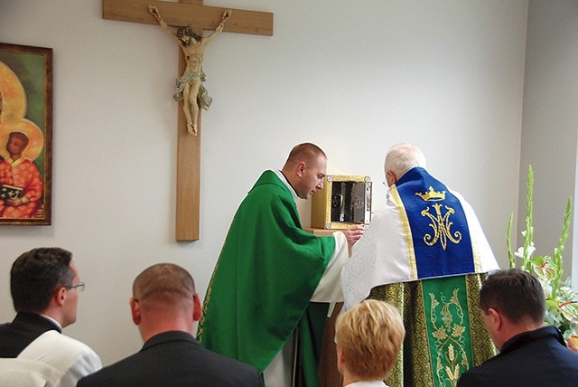 Ordynariusz łowicki sprawował Eucharystię, a także poświęcił kaplicę i obiekt.