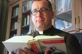 Ks. Piotr Łabuda zachęca także do czytania i medytowania Pisma Świętego według metody: przeczytaj, poznaj, odnieś do swojego życia, pomódl się chwilę i daj Panu Bogu trochę ciszy