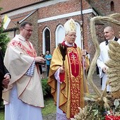 W czasie Mszy św. bp Wysocki poświęcił wykonane przez rolników wieńce. Po Eucharystii ulicami przeszedł dożynkowy korowód. Następnie odbył się festyn.