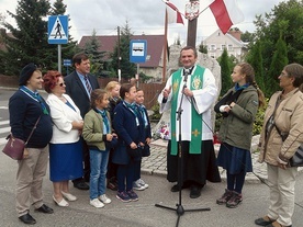 ▲	Parafianie bardzo ciepło przyjęli kapłana.