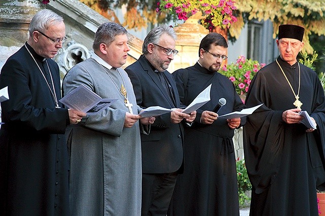 ▲	Rozważania w ogrodach przy katedrze mariawickiej poprowadził bp Karol Babi, biskup naczelny Kościoła starokatolickiego mariawitów.