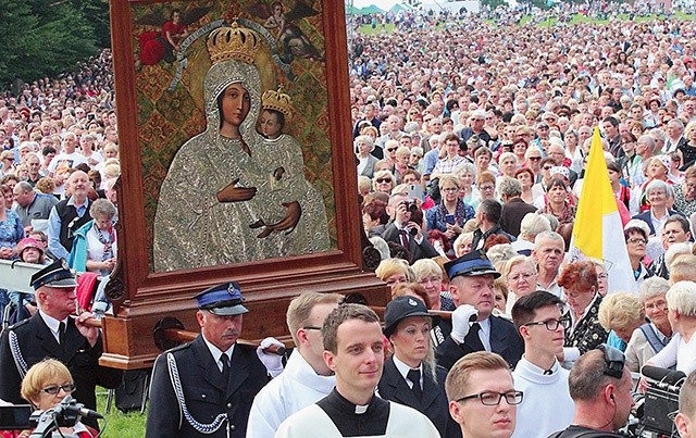 ▼	Eucharystia rozpoczęła się procesją z bazyliki na błonia gietrzwałdzkie.