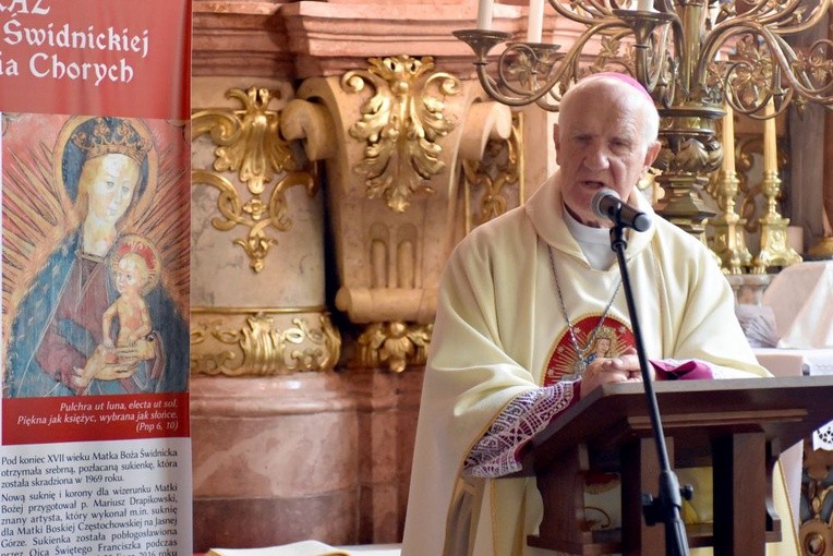 Biskup w czasie głoszenia homilii w kaplicy MB Świdnickiej