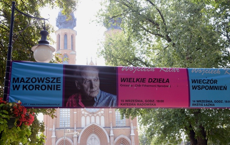 O wielkiej odsłonie Festiwalu "Mazowsze w Koronie" informują plakaty od kilku dni rozwieszone na mieście. W tle fronton radomskiej katedry