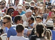 Papież Franciszek wśród tłumów...