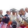 Argentyńczycy nie są zbyt lubiani w innych krajach Ameryki Południowej, ale papież, dzięki swej bezpośredniości, został przywitany jako swój.