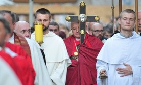 Krzyż jest znakiem zbawienia, a nie potępienia