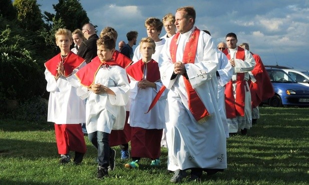 Duszpasterze i parafianie ze Starego Bielska przygotowali uroczystości pod krzyżem na Trzech Lipkach