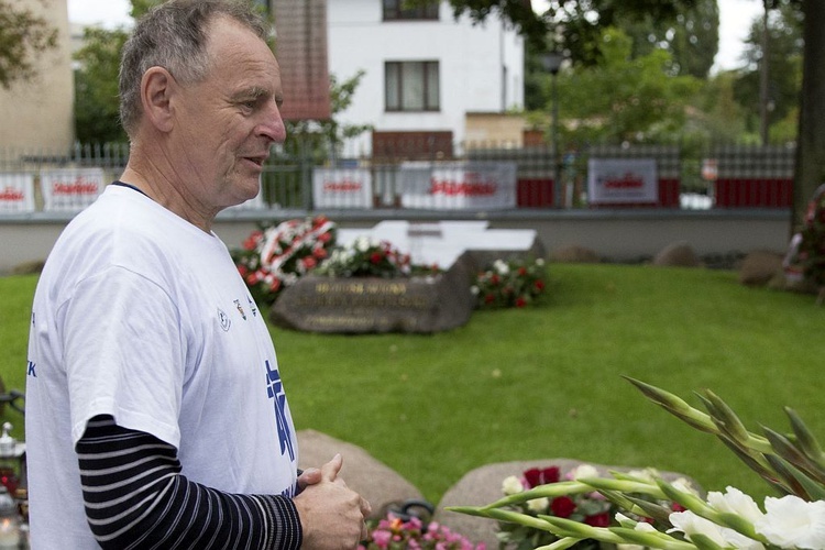 Przybiegli do grobu męczennika