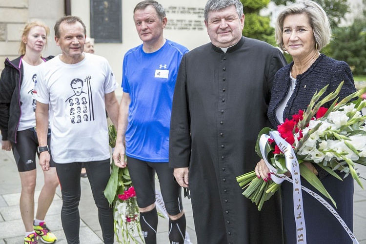 Przybiegli do grobu męczennika