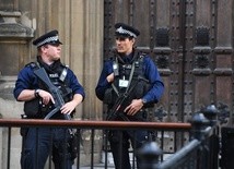 Brytyjska policja przeszukuje dom w Surrey