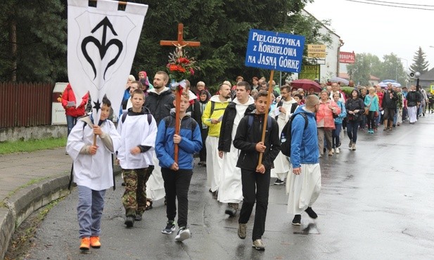 Pielgrzymi z Korbielowa w drodze do Ślemienia