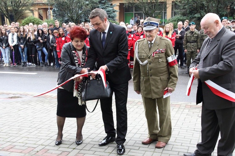 Patrzył za linię horyzontu