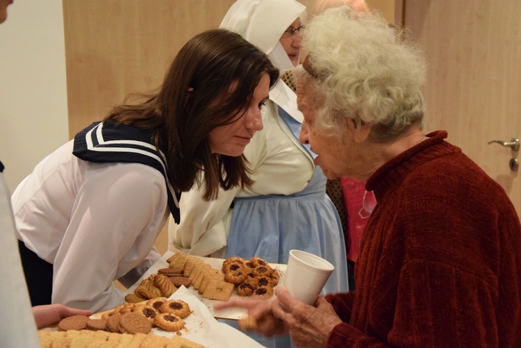 Pielgrzymka absolwentek do Pani Jazłowieckiej