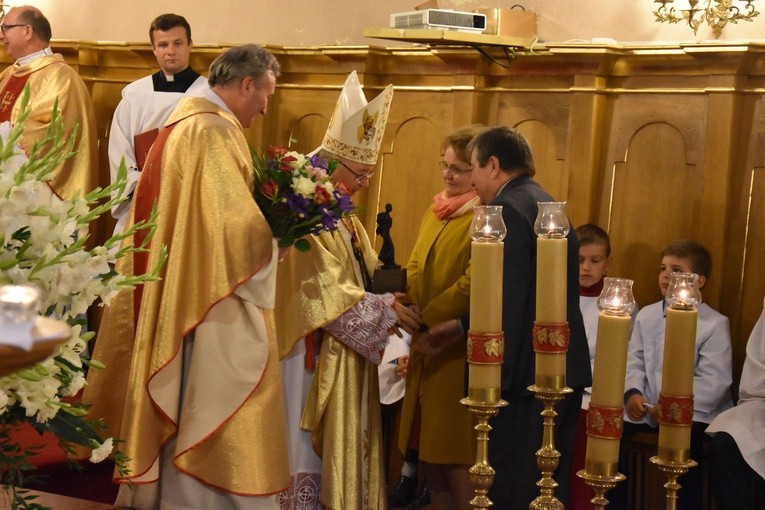 Bp Roman Marcinkowski wręczył małżonkom Joannie i Jerzemu Maciejewskim, właścicielom renomowanej, znanej nie tylko w Przasnyszu drukarni, statuetkę św. Stanisława Kostki, przyznawaną od zeszłego roku osobom, które wspierają przasnyską farę i przyczyniają się do szerzenia kultu patrona miasta