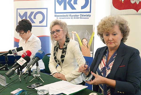 W konferencji razem z kurator (w środku) wzięły udział Krystyna Mucha (z lewej), dyrektor Wydziału Kształcenia Ogólnego, oraz Małgorzata Wojtaszewska, dyrektor Wydziału Zwiększania Szans Edukacyjnych, obie z Kuratorium Oświaty w Warszawie.