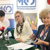 W konferencji razem z kurator (w środku) wzięły udział Krystyna Mucha (z lewej), dyrektor Wydziału Kształcenia Ogólnego, oraz Małgorzata Wojtaszewska, dyrektor Wydziału Zwiększania Szans Edukacyjnych, obie z Kuratorium Oświaty w Warszawie.