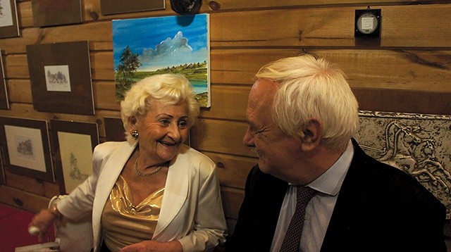Władysław Jurkiewicz wraz z żoną podczas otwarcia ekspozycji.