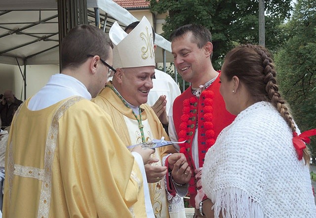 Na ręce bp. Piotra Gregera rodziny złożyły ofiarę na dzieła Caritas.