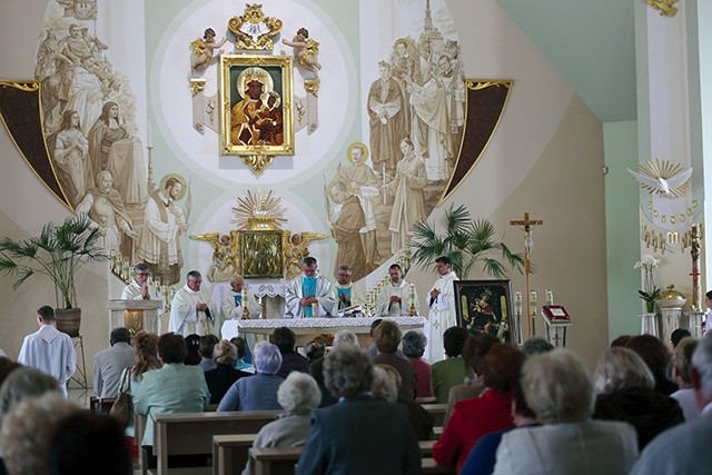 W świątyni w Pogórzu modlą się parafianie i liczni goście...