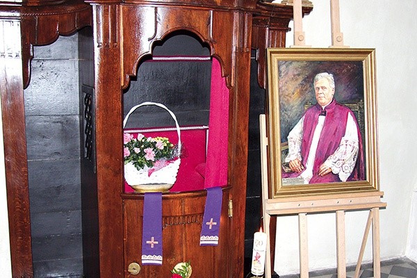 W kościele parafialnym już w dzień po śmierci postawiono portret ks. Marka przy jego konfesjonale i parafianie spontanicznie zaczęli przynosić tu kwiaty i znicze.