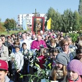 Procesja z obrazem MB Latyczowskiej do kościoła przy ul. Bursztynowej 4 października 2014 r.