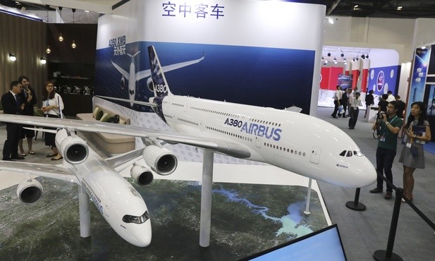 Modela Airbusa A380 i A350-1000 na wystawie w Pekinie. 